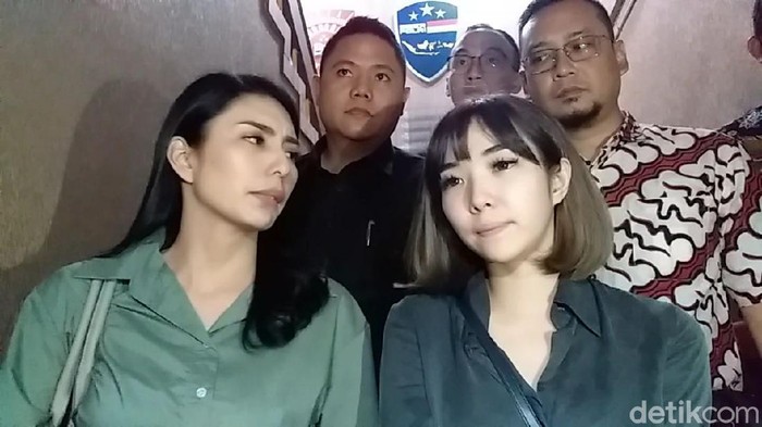 Usai diperiksa selama 6 jam di Gedung Direskrimsus Polda Jatim, Gisella Anastasia dan Tyas Mirasih keluar. Keduanya langsung memberikan keterangan kepada awak media yang sudah menunggunya.