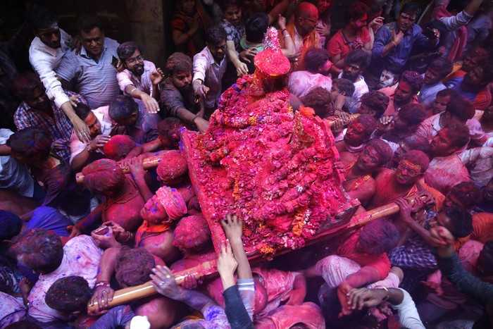 Intip Serunya Pembukaan Festival Holi yang Penuh Warna Festival Holi di India resmi dibuka dengan tradisi Rangbhari Ekadashi. Tradisi tersebut menandai dimulainya festival warna-warni tersebut.