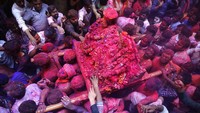 Festival Holi ditandai dengan prosesi Rangbhari Ekadashi yang dilakukan dengan cara menandu berhala Dewa Siwa dan Parvati dari kuil Kashi Vishwanath di Varanasi, India.