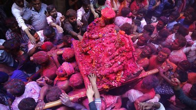 Intip Serunya Pembukaan Festival Holi yang Penuh Warna