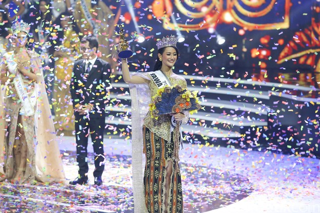 Inilah wajah bahagia Ayu Maulida Putri setelah memakai mahkota Puteri Indonesia 2020. Sebagai pemenang Puteri Indonesia 2020, Ayuma, demikian Ayu Maulida Putri biasa disapa, akan mewakili Indonesia di ajang Miss Universe 2020. Foto: Grandyos Zafna/Detikcom