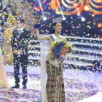 Inilah wajah bahagia Ayu Maulida Putri setelah memakai mahkota Puteri Indonesia 2020. Sebagai pemenang Puteri Indonesia 2020, Ayuma, demikian Ayu Maulida Putri biasa disapa, akan mewakili Indonesia di ajang Miss Universe 2020. Foto: Grandyos Zafna/Detikcom