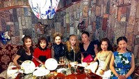 Begini keseruan Dewi saat merayakan pesta ulang tahun bersama teman-temannya. Semua cantik ya? Foto: Instagram dewisukarnoofficial