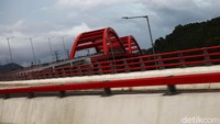 Jembatan ini merupakan jembatan tipe Pelengkung Baja yang dapat memperpendek jarak dan waktu tempuh dari Kota Jayapura ke Distrik Muara Tami dan ke Pos Lintas Batas Negara (PLBN) Skouw daerah perbatasan Indonesia – Papua Nugini.