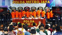 Kapolda Metro Jaya Irjen Pol Nana Sudjana didampingi Direskrimum Polda Metro Jaya Kombes Pol Suyudi Ario Seto dan Kabid Humas Polda Metro Jaya Kombes Pol Yusri Yunus menjelaskan kasus  pembobolan bank melalui virtual account dan pembobol kartu kredit.