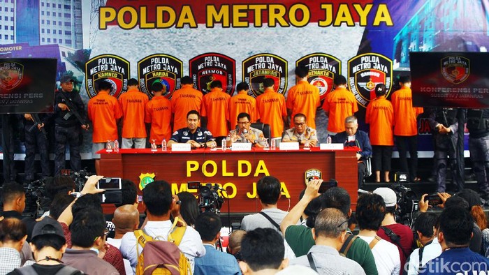 Kapolda Metro Jaya Irjen Pol Nana Sudjana didampingi Direskrimum Polda Metro Jaya Kombes Pol Suyudi Ario Seto dan Kabid Humas Polda Metro Jaya Kombes Pol Yusri Yunus menunjukkan barang bukti kasus pembobolan kartu kredit perbankan dengan menggunakan virtual account di Polda Metrojaya, Jakarta, Jumat (6/3/2020). Dalam  kasus tersebut polisi menangkap tujuh orang anggota komplotan penipu  dan sejumlah barang bukti
