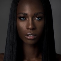 Mata berwarna biru terang biasanya hanya dimiliki orang dengan ras kaukasia. Tapi berbeda dengan Jalicia Nightengale. Ia berkulit hitam tapi mempunya mata indah berwarna biru terang. Foto: Instagram/@iamjalicia