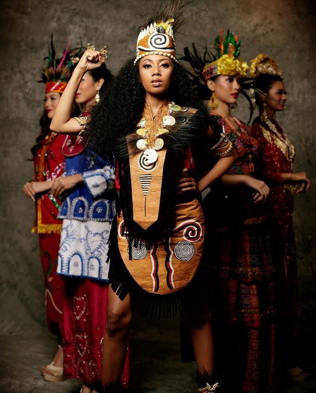 Puteri Indonesia Papua Barat 2020 Hivanly Salawane merupakan mahasiswi magister ilmu pendidikan. Ia menyuarakan stop bullying dan body shame, hal terpenting adalah menerima diri sendiri dan mencintai diri sendiri. Foto: Instagram @ officialputeriindonesia/ ʜᴀɴɴ ᴘʀᴀᴡɪʀᴀ