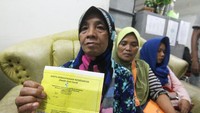 Seorang Pekerja Migran Indonesia (PMI) dari Malaysia memperlihatkan kartu kewaspadaan kesehatan atau Health Alert Card (HAC) yang diterima dari Kantor Karantina Pertanian (KKP) Kelas II Entikong saat mengantre untuk didata di Kantor Dinas Sosial Provinsi Kalimantan Barat di Pontianak, Kalimantan Barat, Kamis (5/3/2020) malam.