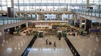 Ini Bandara Internasional Hong Kong. Salah satu bandara tersibuk dunia ini terlihat lebih kosong dari biasanya. (Foto: CNN)