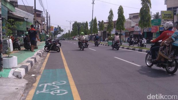 Alamak! Jalur Sepeda di Medan Malah Jadi Parkir Liar