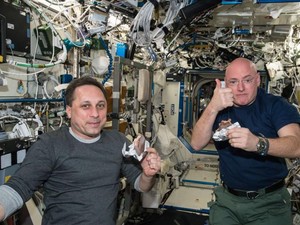 5 Makanan Aneh yang Disantap Astronot, Ada Makanan Basah hingga Air Kencing