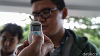Salah satunya ialah dengan melakukan pengecekan suhu tubuh kepada seluruh calon penumpang saat hendak memasuki area stasiun.   
