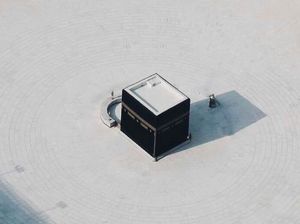 Salat Berjarak di Depan Kabah