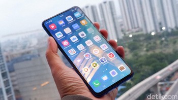 Mengusung Super AMOLED sehingga menjanjikan tampilan warna yang nyaris seperti aslinya. Ukurannya sendiri 6,44 inch Full HD+. Foto: Adi Fida Rahman/detikINET