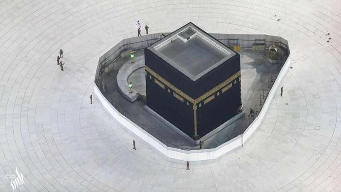 Wabah virus Corona juga meneror kawasan Masjidil Haram. Kakbah sempat dikosongkan pada Kamis (5/3) waktu setempat usai Salat Ashar untuk disterilkan antisipasi penyebaran virus tersebut.
