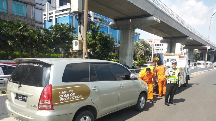 Mobil tak bertuan parkir di bahu Tol Cawang diderek polisi