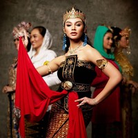 Puteri Indonesia Jawa Tengah 2020 Jihane Almira dikenal sebagai aktris dan model. Berusia 19 tahun, Jihane baru saja membintangi serial Gossip Girl versi Indonesia.Foto: Instagram @ officialputeriindonesia/ ʜᴀɴɴ ᴘʀᴀᴡɪʀᴀ