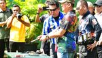 Bamsoet Uji Kaca dan Pintu Mobil Anti Peluru