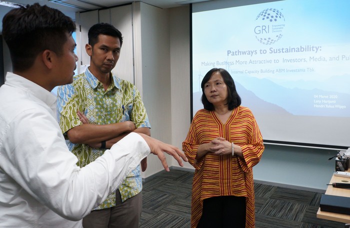 Direktur Utama PT ABM Investama Tbk (ABMM) Andi Djajanegara menyerahkan cinderamata korporasi kepada Country Director Global Reporting Initiative Dr Lany Harijanti dalam Dialog “Pathways to Sustainability” di Jakarta, Jumat (6/3/2020). Perusahaan energi terintegrasi ABMM berkomitmen mendukung upaya Pemerintah dalam mengembangkan Program Pembangunan Berkelanjutan/Sustainability Development Goals (SDGs) melalui strategi bisnis berkelanjutannya di bidang energi terintegrasi.
