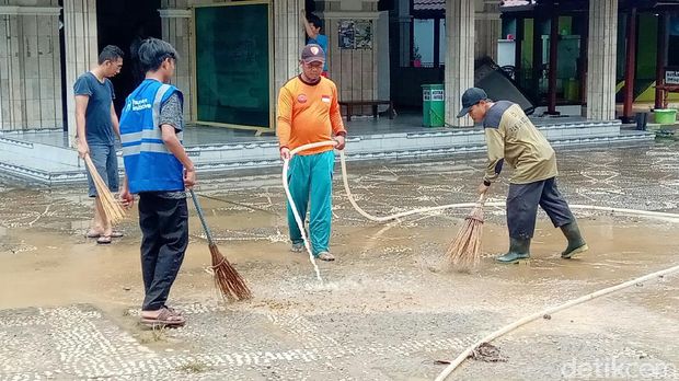 Banjir di Purworejo Mulai Surut, Warga Mulai Bersih-bersih