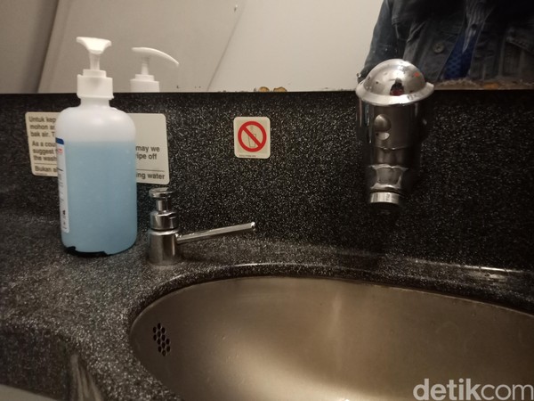 Selain itu, hand sanitizer juga diletakkan di toilet (lavatory) pesawat. (Foto: Putu Intan Raka Cinti/detikcom) Selain itu, hand sanitizer juga diletakkan di toilet (lavatory) pesawat. (Foto: Putu Intan Raka Cinti/detikcom)