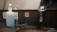 Selain itu, hand sanitizer juga diletakkan di toilet (lavatory) pesawat. (Foto: Putu Intan Raka Cinti/detikcom)