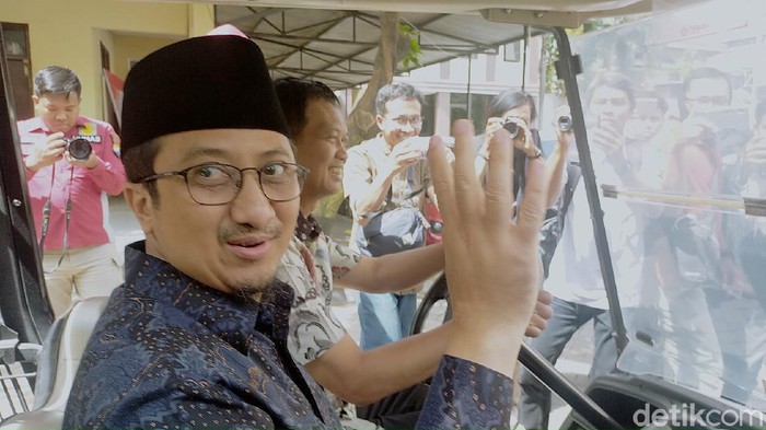 Ustaz Yusuf Mansur akhirnya memenuhi panggilan penyidik Polrestabes Surabaya. Ia dipanggil sebagai saksi kasus penipuan perumahan fiktif berkedok syariah, Multazam Islamic Residence.