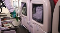 Pembersihan di nampan tempat duduk pesawat Lion Air (Foto: Dok. Lion Air)