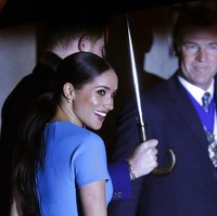 Wanita 38 tahun ini memilih gaya rambut kuncir kuda yang ditata sleek ke belakang. Wajahnya tampak segar dengan riasan smokey eyes dan bibir glossy berwarna berry. Foto: AP Photo/Kirsty Wigglesworth