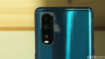 Ada 3 kamera di sisi belakang Oppo Find X2. Yang atas 13MP Telephoto Camera, lalu di tengah adalah 48MP Main Camera dengan wide angle, lalu yang bawah 12MP Movie Camera. (Fitraya Ramadhanny/detikcom)