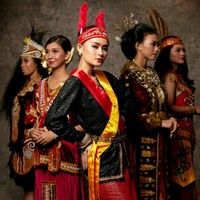 Puteri Indonesia Maluku Utara 2020 Kathy Monica Kabe adalah sarjana ekonomi dari Universitas Ciputra. Sejak 2018, Kathy aktif melayani masyarakat bersama Sinar Hati Titah Bumi. Ia bersama komunitas tersebut memberdayakan masyarakat dengan semangat wirausaha untuk mengelola tanah mati di Sindangkerta Bandung Barat menjadi sebuah agribisnis. Foto: Instagram @ officialputeriindonesia/ ʜᴀɴɴ ᴘʀᴀᴡɪʀᴀ