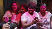 Festival yang khas dari India ini sanggup menyedot para turis-turis asing.