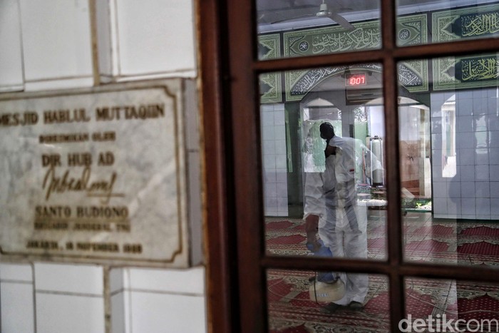 Masjid di Jakarta Disemprot Desinfektan Aksi cegah penyebaran virus corona juga dilakukan di tempat ibadah di Jakarta. Sejumlah petugas semprotkan desinfektan di area sekitar Masjid Hablul Mutaqqin.