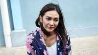 Ia pun mengaku sempat mendengar dari suara-suara aneh hingga api terbang yang mengarah ke rumahnya. Pool/Palevi S/detikFoto.