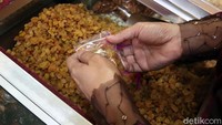 Salah satu produk yang dijual oleh para pedagang oleh-oleh khas Arab di Pasar Baru, Bandung, adalah makanan, mulai dari kurma hingga makanan ringan lainnya.