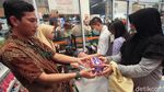 Mengular! Begini Antrean Masker Murah di Pasar Pramuka