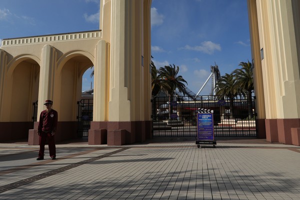 Seorang petugas tampak bersiaga di depan gerbang Universal Studio Jepang yang ditutup sementara waktu guna mengantisipasi penyebaran virus corona. Seorang petugas tampak bersiaga di depan gerbang Universal Studio Jepang yang ditutup sementara waktu guna mengantisipasi penyebaran virus corona.