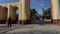 Seorang petugas tampak bersiaga di depan gerbang Universal Studio Jepang yang ditutup sementara waktu guna mengantisipasi penyebaran virus corona.