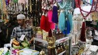 Menurutnya, selain warga Bandung, tak jarang turis asing membeli oleh-oleh khas Makkah di toko miliknya. Namun, isu corona yang tengah melanda dunia sehingga turut berdampak pada disetopnya umroh oleh pihak Arab Saudi membuat banyak pesanan dari pelanggan dibatalkan.