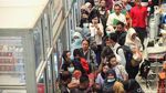 Mengular! Begini Antrean Masker Murah di Pasar Pramuka