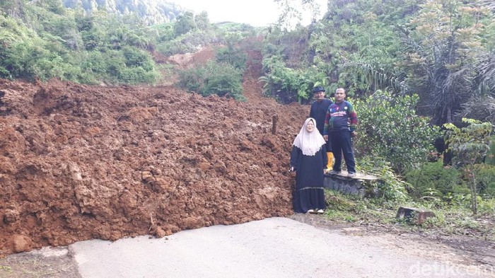 Longsor tutup akses garut-bungbulang