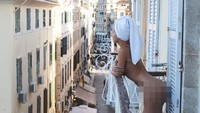 Ini gaya seksi Marisa Papen saat berada di Corfu Old City, Yunani. (Instagram)