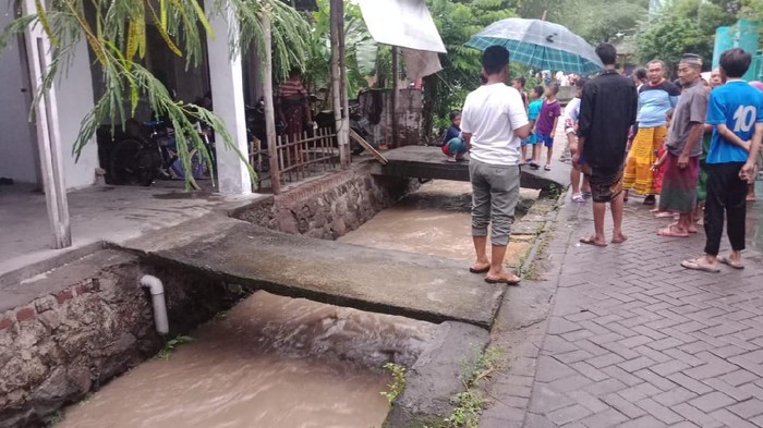Balita di Mojokerto tewas tenggelam di irigasi depan rumahnya. Korban sempat memanggil ibunya sebelum hanyut dan ditemukan meninggal.
