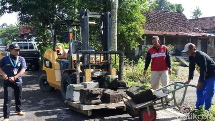 BPCB Jateng evakuasi puluhan batu dari permukiman di Klaten ke Candi Sewu, Jumat (6/3/2020).