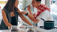 Pernikahan yang masih baru membuat pasangan ini selalu terlihat bahagia dan kompak. Lihat saja aksinya saat Marcell membuat masakan untuk Nabila. Foto: instagram