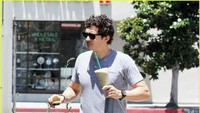 Nah, selain suka kulineran bareng teman-temannya, Orlando juga penikmat kopi. Dalam beberapa foto memperlihatkan Orlando Bloom yang baru saja keluar dari coffee shop dengan memegang segelas kopi, seperti yang tampak pada foto ini. Foto: Istimewa