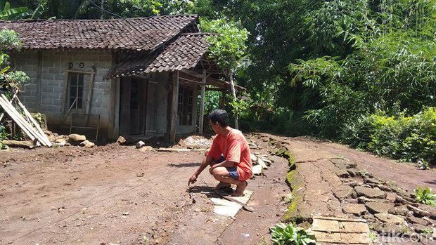 215 Jiwa Di Magelang Terpaksa Mengungsi karena Tanah Kampungnya Retak