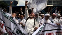 Massa pedemo dari Front Pembela Islam (FPI) hingga Persaudaraan Alumni 212 menggelar aksi solidaritas terhadap umat muslim di India yang digelar di depan kantor Kedubes India, Jakarta, Jumat (6/3/2020).
