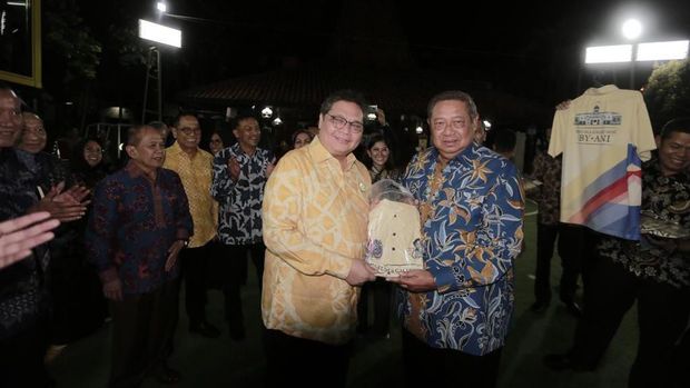 SBY, Airlangga, & Diplomasi Batik Biru Kuning di Cikeas